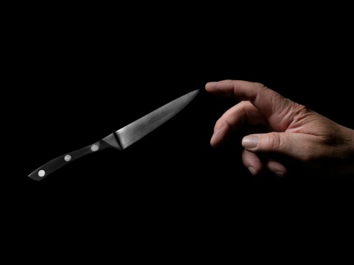 Se défendre face à une attaque au couteau ou au marteau